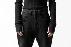 画像をギャラリービューアに読み込む, thomkrom OVER LOCK SLIM CROPPED PANTS / DAMAGE STRETCH DENIM (BLACK)