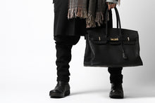 Load image into Gallery viewer, DEFORMATER.® TRAVEL BAG / SMOOTH COWHIDE (BLACK / GOLD PARTS)