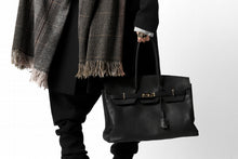 Load image into Gallery viewer, DEFORMATER.® TRAVEL BAG / SMOOTH COWHIDE (BLACK / GOLD PARTS)