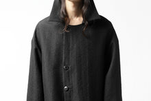画像をギャラリービューアに読み込む, SOSNOVSKA REVERSIBLE UNINHIBITED RAIN COAT UREAN (BLACK)