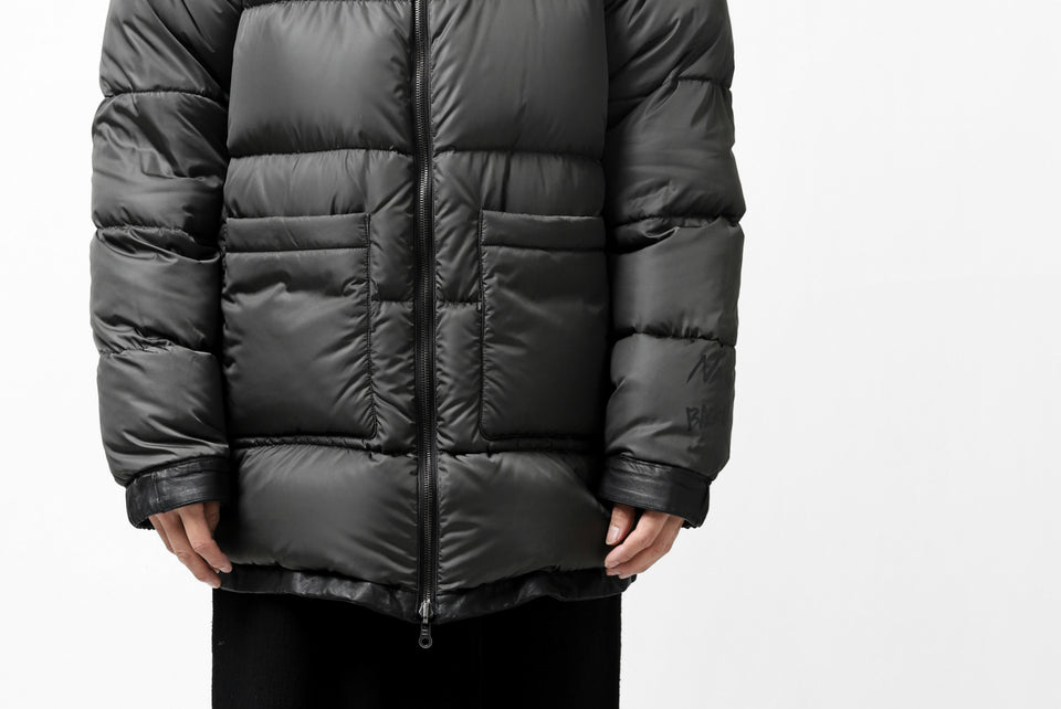 Load image into Gallery viewer, ISAMU KATAYAMA BACKLASH xx NANGA REVERSIBLE MOUNTAIN BELAY COAT / KANGAROO + NYLON x POLISH WHITE GOOSE (BLACK x GREY)