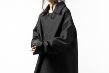 画像をギャラリービューアに読み込む, SOSNOVSKA REVERSIBLE UNINHIBITED RAIN COAT UREAN (BLACK)
