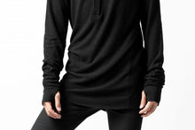 画像をギャラリービューアに読み込む, thomkrom HENRY NECK SWEATER TOPS / OVERLOCK STITCHED (BLACK)