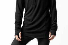 画像をギャラリービューアに読み込む, thomkrom HENRY NECK SWEATER TOPS / OVERLOCK STITCHED (BLACK)