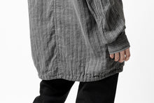 Load image into Gallery viewer, daub STRIPE LONG SHIRT / COLD DYED SOFT TWILL (GREY)