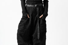 画像をギャラリービューアに読み込む, SOSNOVSKA SQUEEZED STRIPE PANTS (BLACK)