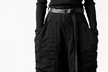 画像をギャラリービューアに読み込む, SOSNOVSKA SQUEEZED STRIPE PANTS (BLACK)