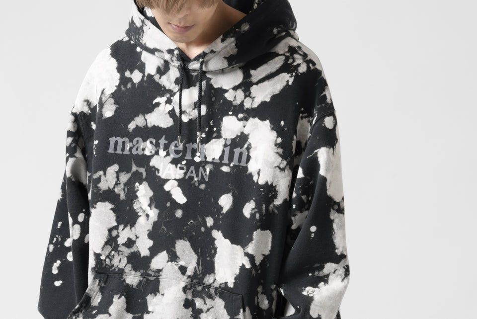 Load image into Gallery viewer, mastermind JAPAN SWEAT HOODIE / BLEACH & TIE DYE (BLACK x WHITE)
