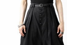 画像をギャラリービューアに読み込む, SOSNOVSKA exclusive NARROW CLOWN PANTS / SCRATCHED SILK (BLACK)