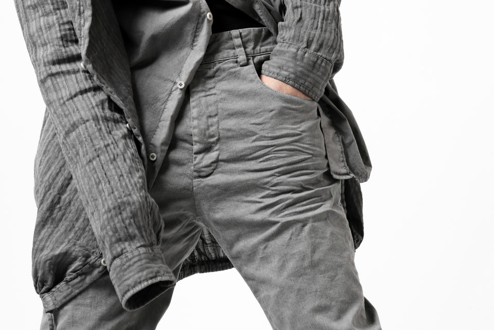 Load image into Gallery viewer, daub ERGONOMIC SKINNY PANTS / COLD DYED LIGHT TWILL (GREY)