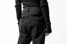 画像をギャラリービューアに読み込む, thomkrom OVER LOCK SLIM CROPPED PANTS / DAMAGE STRETCH DENIM (BLACK)