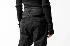 画像をギャラリービューアに読み込む, thomkrom OVER LOCK SLIM CROPPED PANTS / DAMAGE STRETCH DENIM (BLACK)