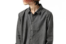 画像をギャラリービューアに読み込む, daub PLAIN COLLAR SHIRT / COLD DYED ORGANIC COTTON (DARK GREY)