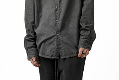 画像をギャラリービューアに読み込む, daub PLAIN COLLAR SHIRT / COLD DYED ORGANIC COTTON (DARK GREY)