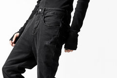 画像をギャラリービューアに読み込む, thomkrom OVER LOCK SLIM CROPPED PANTS / DAMAGE STRETCH DENIM (BLACK)