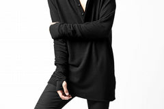 画像をギャラリービューアに読み込む, thomkrom HENRY NECK SWEATER TOPS / OVERLOCK STITCHED (BLACK)