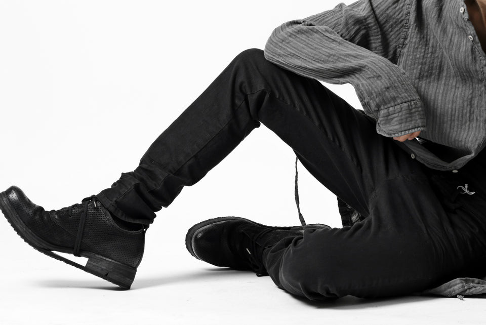 Load image into Gallery viewer, daub ERGONOMIC SKINNY PANTS / DYED LIGHT TWILL (BLACK)