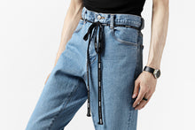 Load image into Gallery viewer, FACETASM CROPPED PRINT DENIM PANTS (INDIGO)