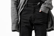 Load image into Gallery viewer, daub ERGONOMIC SKINNY PANTS / DYED LIGHT TWILL (BLACK)