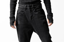 画像をギャラリービューアに読み込む, thomkrom OVER LOCK SLIM CROPPED PANTS / DAMAGE STRETCH DENIM (BLACK)