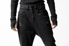 画像をギャラリービューアに読み込む, thomkrom OVER LOCK SLIM CROPPED PANTS / DAMAGE STRETCH DENIM (BLACK)