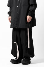 Load image into Gallery viewer, Y's BANG ON! No.125 ANCIENT TRIBE TAPE-STITCH FLUTTER PANTS (BLACK)