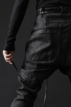 画像をギャラリービューアに読み込む, masnada ICONIC ZIP PANTS / STRETCH REPURPOSED COTTON (SMEARED BLACK)