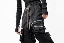 画像をギャラリービューアに読み込む, A.F ARTEFACT -SEPARATION- ZIP CARGO PANTS / LUXURY NYLON (BLACK)