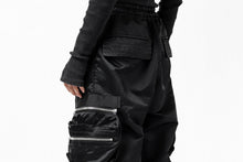 画像をギャラリービューアに読み込む, A.F ARTEFACT -SEPARATION- ZIP CARGO PANTS / LUXURY NYLON (BLACK)