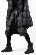 画像をギャラリービューアに読み込む, A.F ARTEFACT "BOXY" ARMY SARROUEL SHORTS / BomberHEAT® (BLACK)