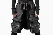 画像をギャラリービューアに読み込む, A.F ARTEFACT "BOXY" ARMY SARROUEL SHORTS / BomberHEAT® (BLACK)