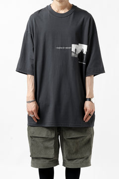画像をギャラリービューアに読み込む, A.F ARTEFACT "chest” BOXYFIT T-SHIRT (GREY)