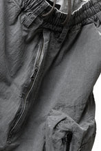 画像をギャラリービューアに読み込む, A.F ARTEFACT -BUSH- DUST DYED SARROUEL CARGO SHORTS (GREY)