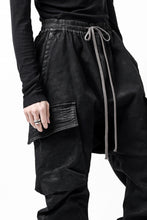 Load image into Gallery viewer, A.F ARTEFACT CARGO SAROUEL SKINNY PANTS / STRETCH COTTON DENIM (BLACK)