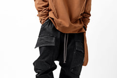 Load image into Gallery viewer, A.F ARTEFACT CARGO SAROUEL SKINNY PANTS / STRETCH COTTON DENIM (BLACK)