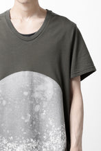 Load image into Gallery viewer, A.F ARTEFACT CREW NECK TEE / ABSTRACT PRINT Ver. (KHAKI)