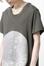 Load image into Gallery viewer, A.F ARTEFACT CREW NECK TEE / ABSTRACT PRINT Ver. (KHAKI)