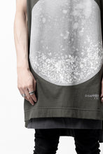 Load image into Gallery viewer, A.F ARTEFACT CREW NECK TEE / ABSTRACT PRINT Ver. (KHAKI)