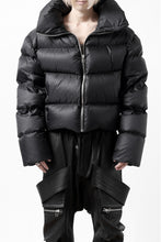 画像をギャラリービューアに読み込む, A.F ARTEFACT HIGH-NECK SHORT DOWN JACKET (BLACK)