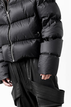 画像をギャラリービューアに読み込む, A.F ARTEFACT HIGH-NECK SHORT DOWN JACKET (BLACK)