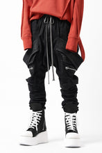 画像をギャラリービューアに読み込む, A.F ARTEFACT COATED FLAP-DETAIL SLIM CARGO PANTS / HI-STRETCH DENIM (BLACK)