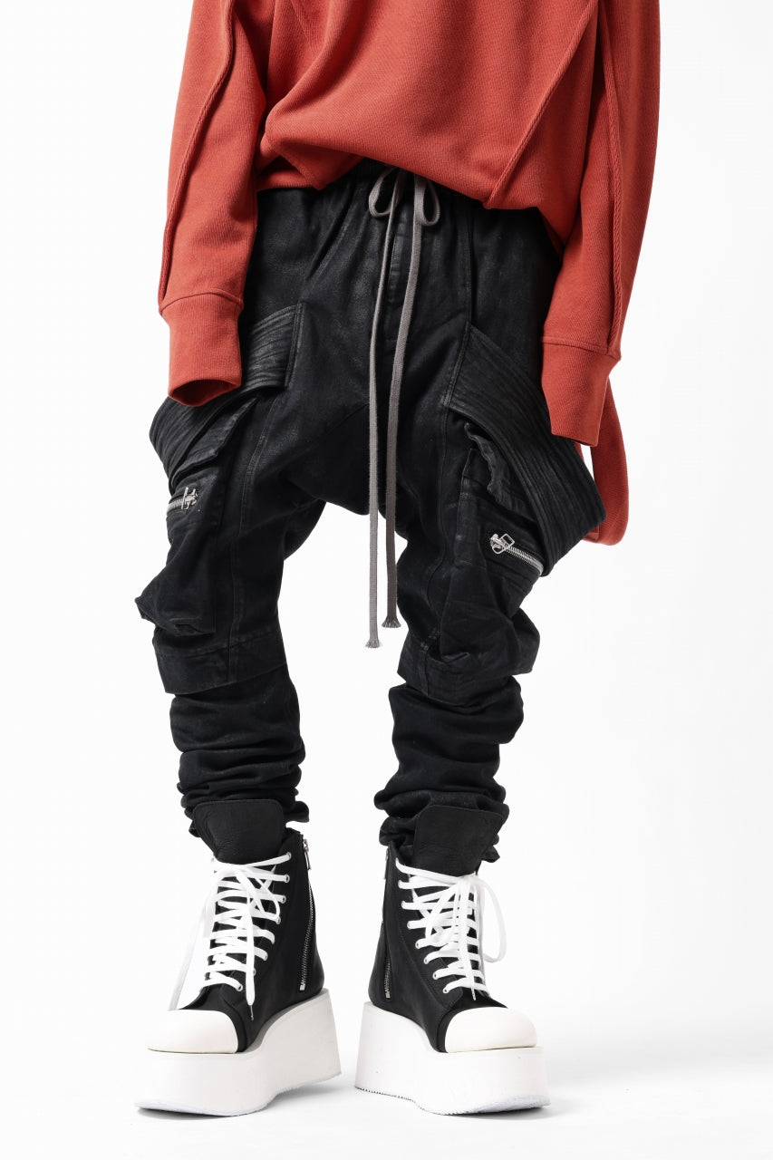 画像をギャラリービューアに読み込む, A.F ARTEFACT COATED FLAP-DETAIL SLIM CARGO PANTS / HI-STRETCH DENIM (BLACK)