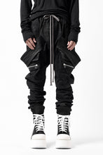 画像をギャラリービューアに読み込む, A.F ARTEFACT COATED FLAP-DETAIL SLIM CARGO PANTS / HI-STRETCH DENIM (BLACK)