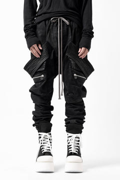 画像をギャラリービューアに読み込む, A.F ARTEFACT COATED FLAP-DETAIL SLIM CARGO PANTS / HI-STRETCH DENIM (BLACK)