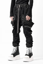 画像をギャラリービューアに読み込む, A.F ARTEFACT COATED FLAP-DETAIL SLIM CARGO PANTS / HI-STRETCH DENIM (BLACK)