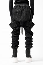 画像をギャラリービューアに読み込む, A.F ARTEFACT COATED FLAP-DETAIL SLIM CARGO PANTS / HI-STRETCH DENIM (BLACK)