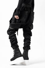 画像をギャラリービューアに読み込む, A.F ARTEFACT COATED FLAP-DETAIL SLIM CARGO PANTS / HI-STRETCH DENIM (BLACK)