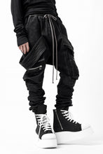 画像をギャラリービューアに読み込む, A.F ARTEFACT COATED FLAP-DETAIL SLIM CARGO PANTS / HI-STRETCH DENIM (BLACK)