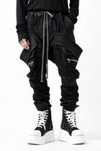 画像をギャラリービューアに読み込む, A.F ARTEFACT COATED FLAP-DETAIL SLIM CARGO PANTS / HI-STRETCH DENIM (BLACK)