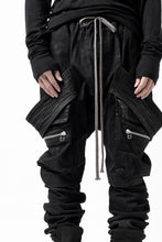 画像をギャラリービューアに読み込む, A.F ARTEFACT COATED FLAP-DETAIL SLIM CARGO PANTS / HI-STRETCH DENIM (BLACK)